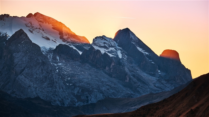 Snowy Mountains at Sunset with Sunbeams 4K