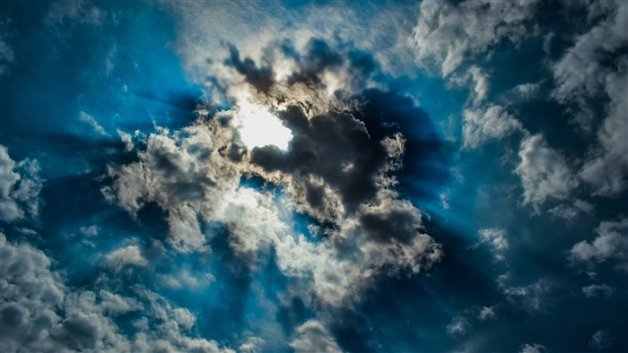Sunbeams through dramatic clouds in 4K