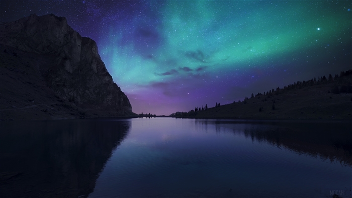 Mountain Lake Under Aurora Borealis 4K