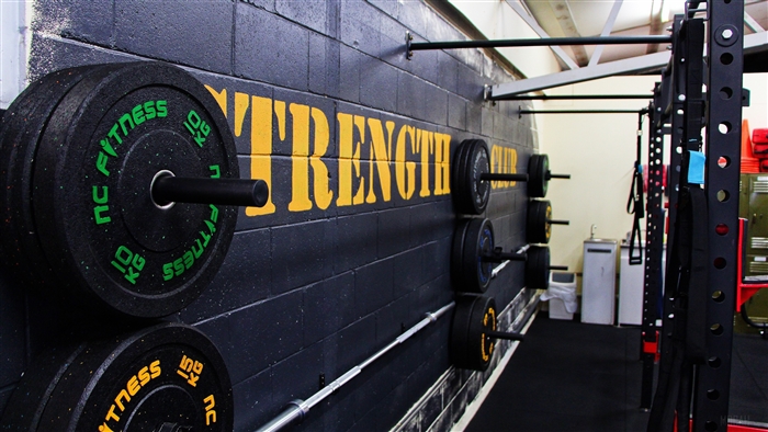 Weightlifting plates and rack in a gym
