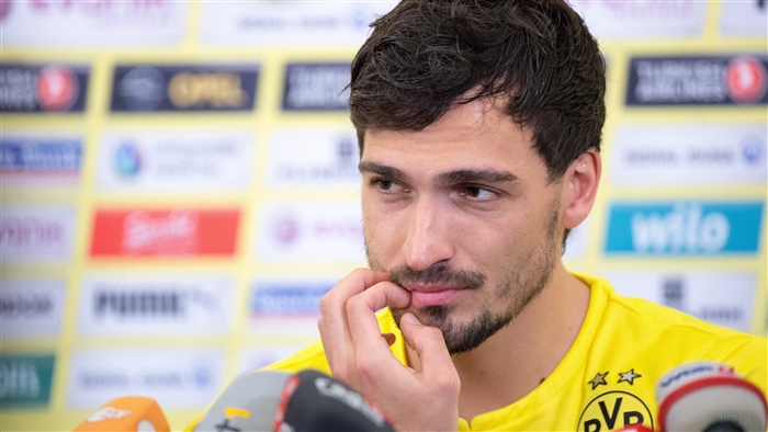 Mats Hummels in yellow jersey