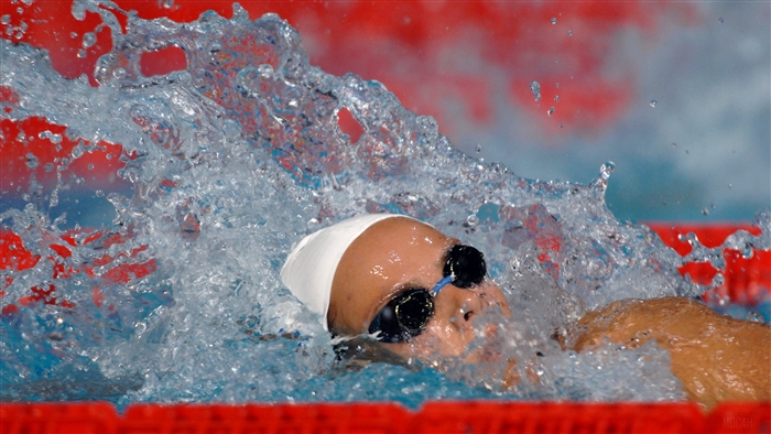Swimmer in swimming pool splashing water 4K