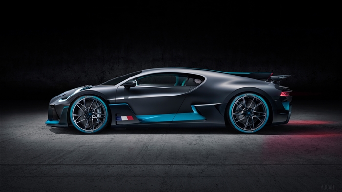 Bugatti Divo side view 4K