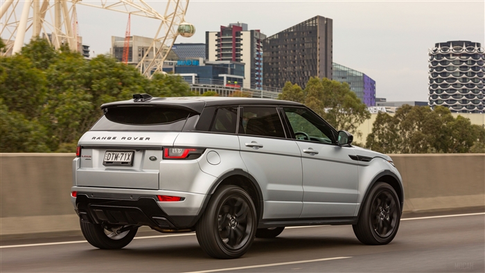 Silver Range Rover Evoque HSE Si4 Dynamic Black Design Pack 2018 Rear 4K