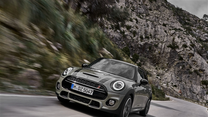 4K 2018 Mini Cooper S driving on mountain road