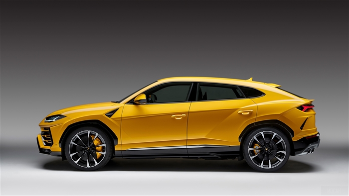 Lamborghini Urus Side View
