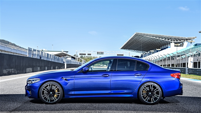 Blue BMW M5 2018 4K on a Race Track