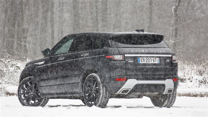Range Rover Evoque Autobiography Si4 in Snow