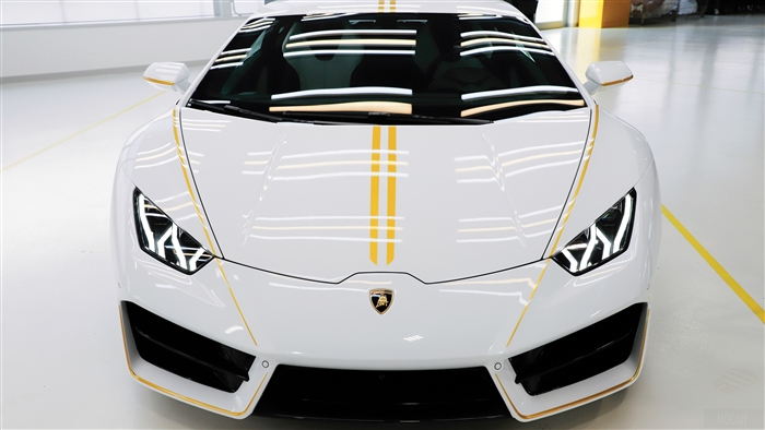 White Lamborghini Huracan RWD Ad Personam 4K