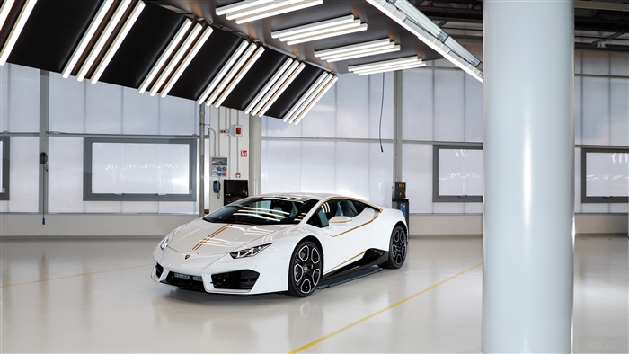 White Lamborghini Huracan RWD Ad Personam 4K