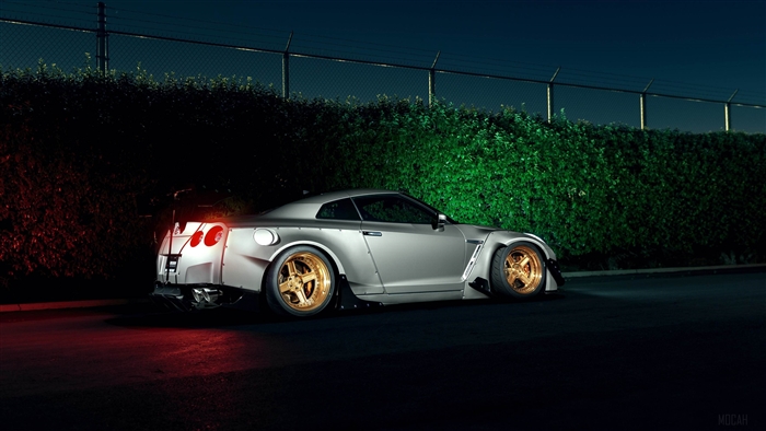 Silver Nissan GT-R with gold wheels 4K