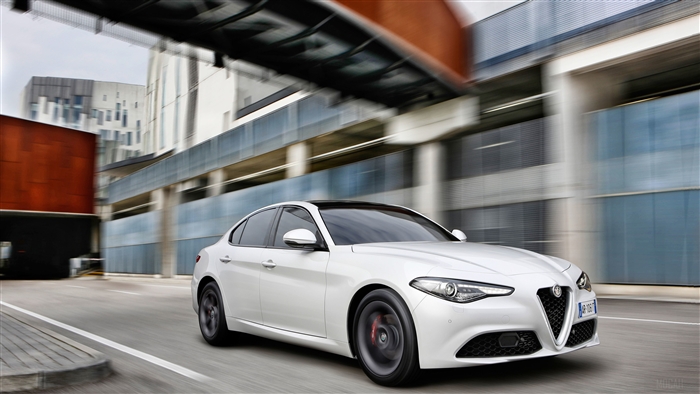White Alfa Romeo Giulia 2.0 4K