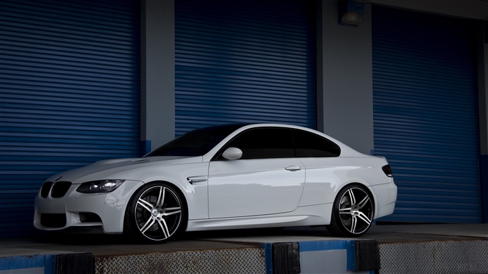White BMW M3 E92 4K