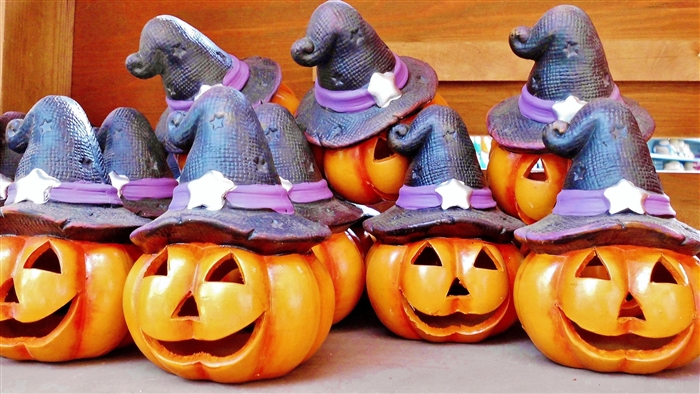 Halloween pumpkins with witch hats 4K