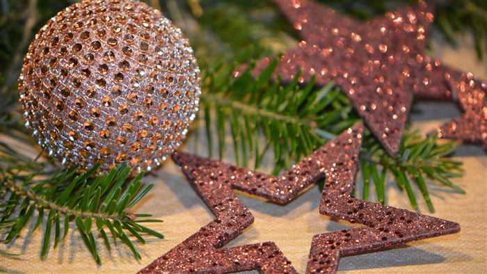 Christmas ornaments with glitter and pine branches