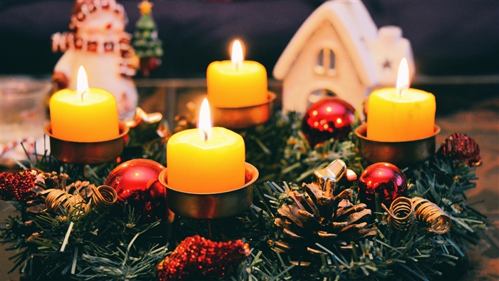 Christmas wreath with candles and ornaments 4K