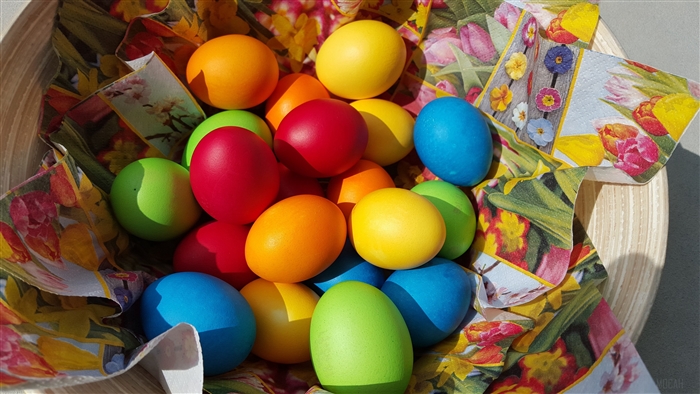 Easter eggs in a bowl with floral napkins 4K