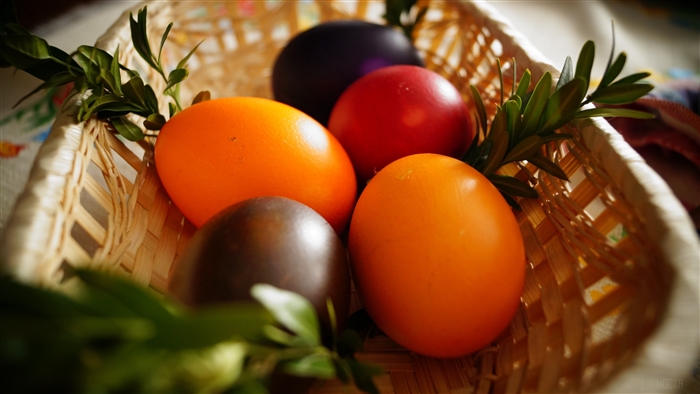 Easter eggs in a basket 4K