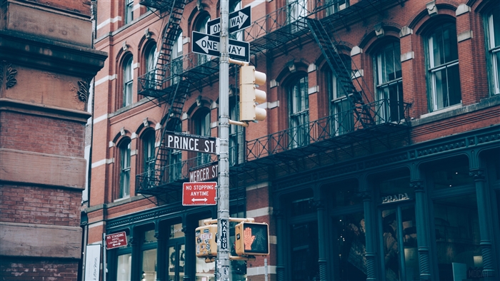 Prince St and Mercer St intersection with traffic lights and buildings