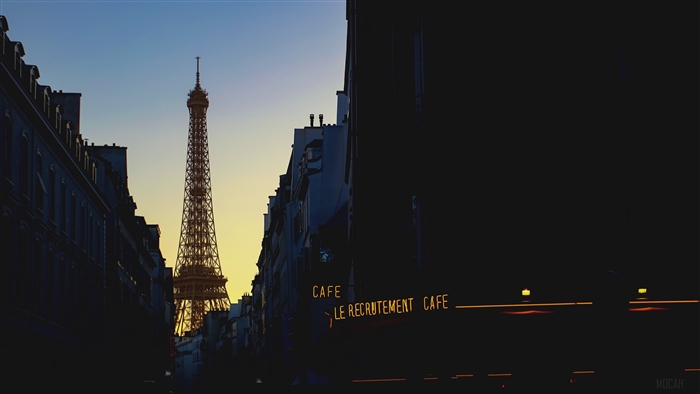 Eiffel Tower in Paris at Evening 4K