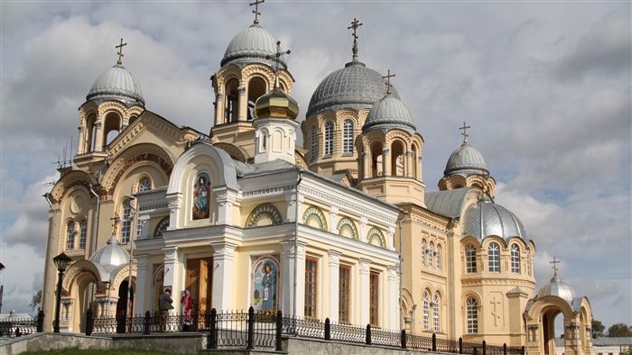 St. Nicholas Cathedral in Verkhoturye with paintings and carvings 4K
