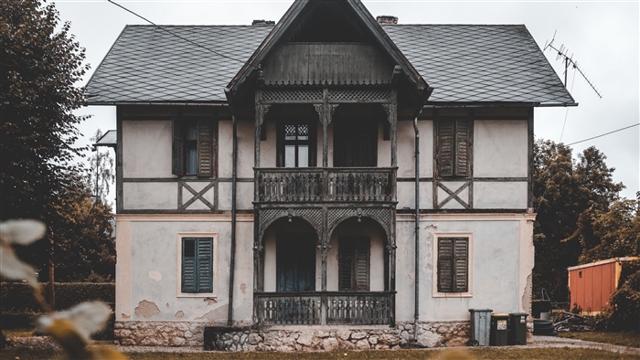 Old building facade with ornate balcony