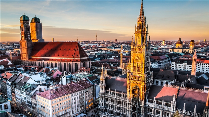 Munich cityscape with Frauenkirche and Neues Rathaus 4K