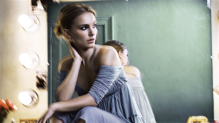 Natalie Portman in a grey dress, 4K
