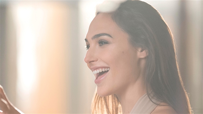 Gal Gadot smiling in 4K