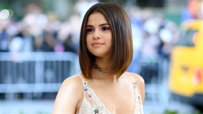 Selena Gomez at the Met Gala 2017 4K