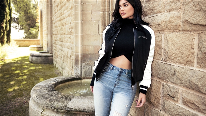 Kylie Jenner in PacSun Holiday Collection 4K