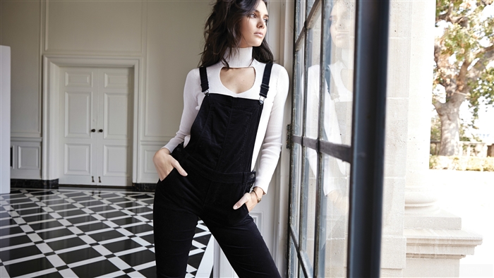 Kendall Jenner in PacSun Holiday Collection 4K