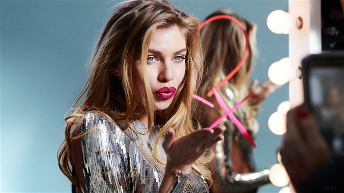 Stella Maxwell