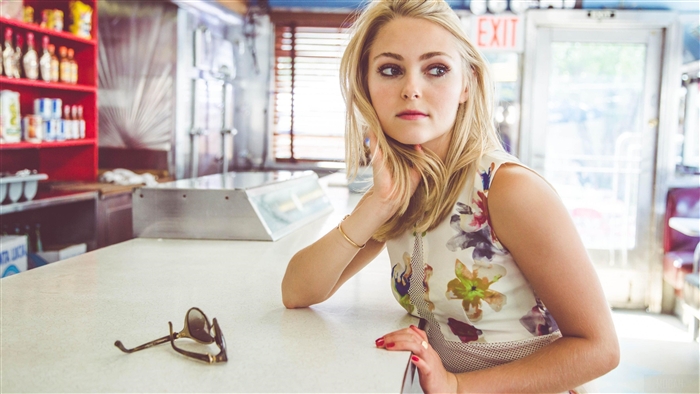 AnnaSophia Robb in a diner