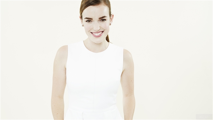 Elizabeth Henstridge