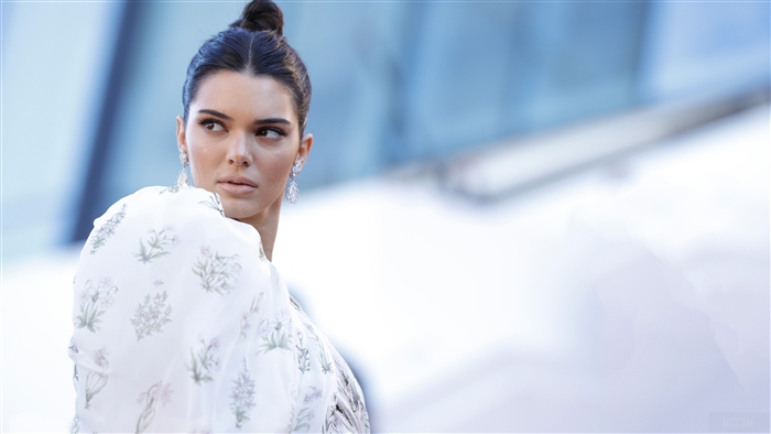 Kendall Jenner in white dress 4K