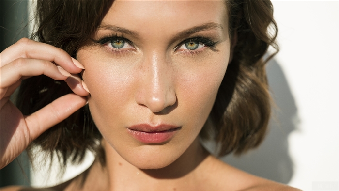 Bella Hadid Face Close Up