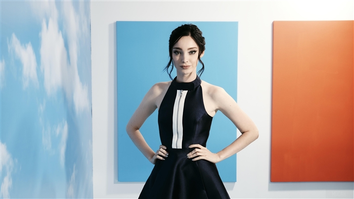 Emma Dumont 4K