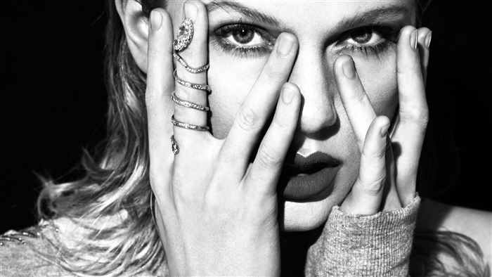 Taylor Swift Monochrome