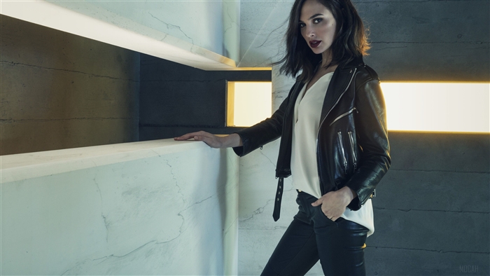 Gal Gadot in Leather Jacket 4K