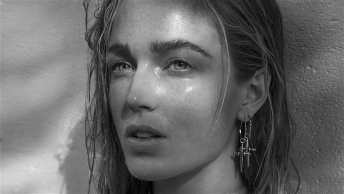 Caity Lotz Monochrome 4K