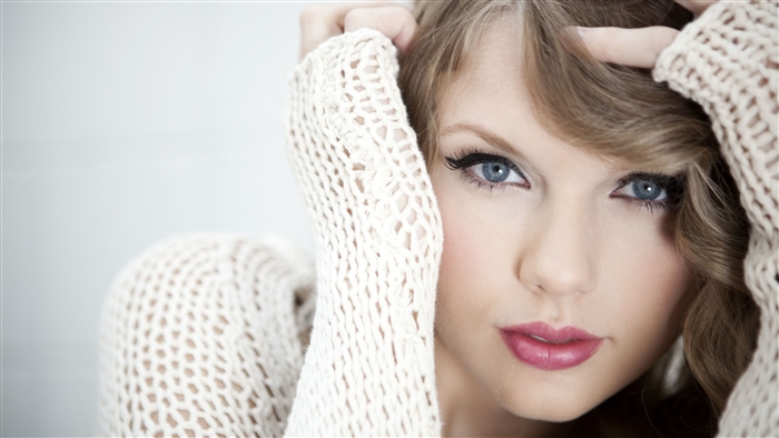 Taylor Swift with Blue Eyes 4K