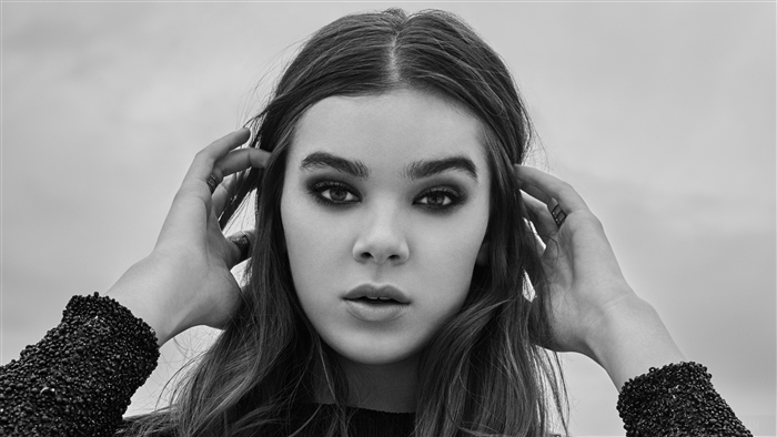 Hailee Steinfeld Monochrome 4K