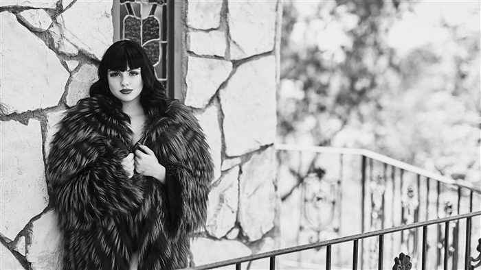 Ariel Winter in Monochrome 4K