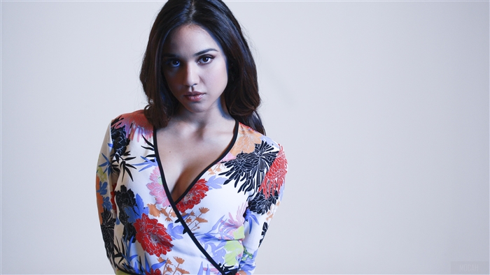 Summer Bishil 4K