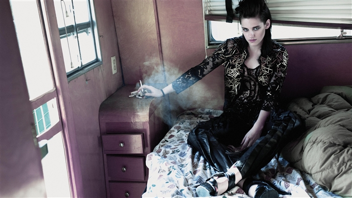Kristen Stewart in a Trailer 4K