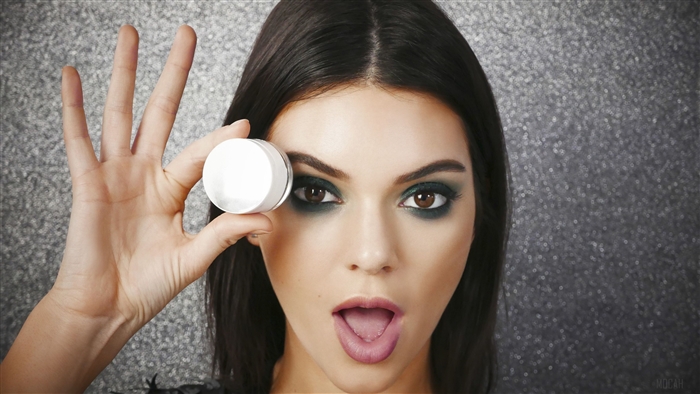Kendall Jenner with Metallishadow Creme 4K