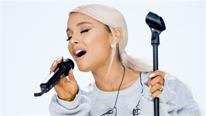 Ariana Grande Live