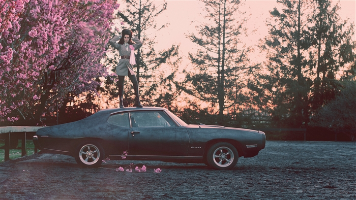 Lana Del Rey on a car in 4K
