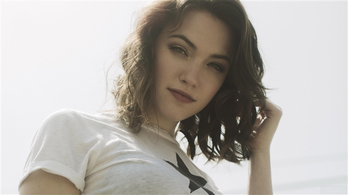 Violett Beane